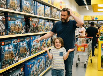 parent et enfant ne savent pas quel set choisir