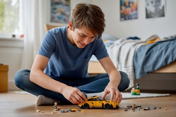 enfant 9 ans qui joue avec le set Lego 42056 