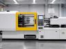 Machine de moulage par injection industrielle utilisée dans la fabrication des briques Lego dans une usine moderne