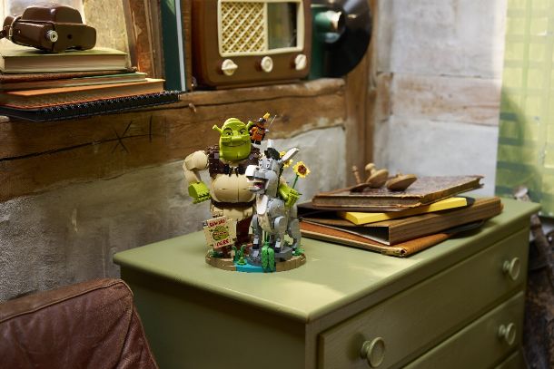 set  shrek lego 72423 dans son environnement